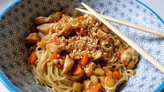 Wok de fideus, pollastre i verdures