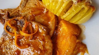 Llonzes de porc a la taronja amb patata hasselback 
