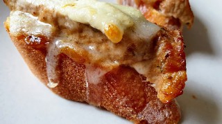 Tosta de secret ibèric amb ceba caramel·litzada i rulo de cabra