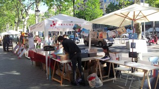 Un taller improvisat / Un taller improvisado / Um ateliê improvisado