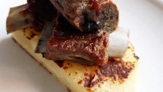 Costella de porc confitada amb salsa barbacoa
