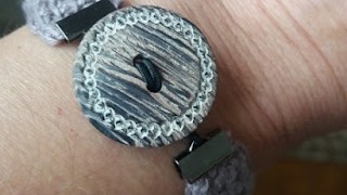 Un braçalet de ganxet amb un botó