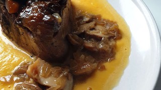 Filet de vedella rostit amb ceps, chutney de peres i mouselina de carbassa