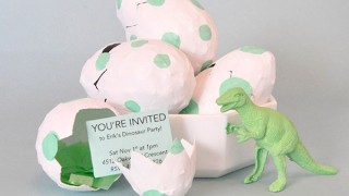DIY: Invitacions d'aniversari dins d'un ou de dinosaure